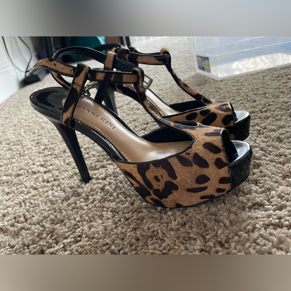 Gianni Bini cheetah print heels - Picture 2 of 3